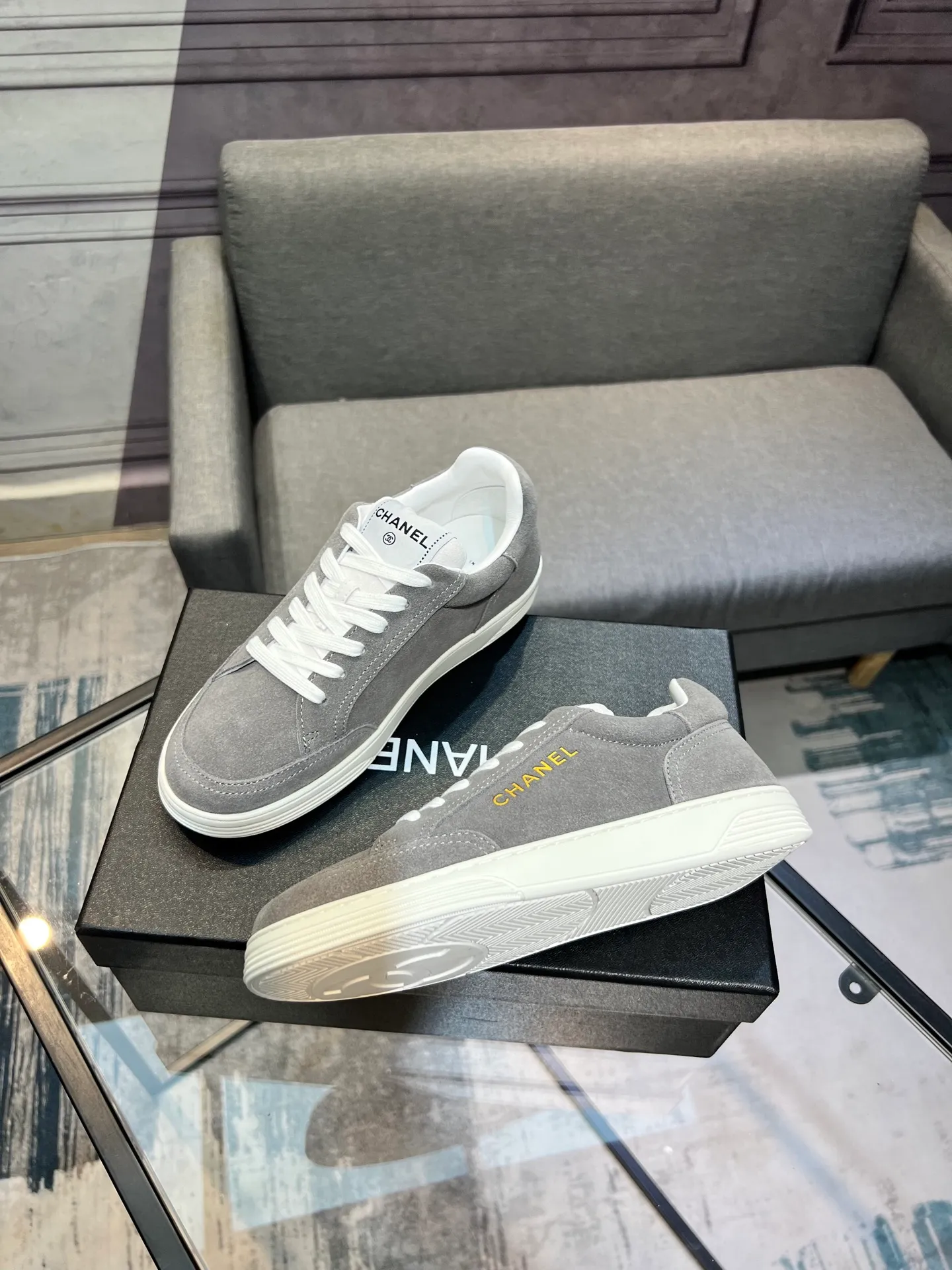 Men's men's shoes 💰620 Exclusive real shot (top version) CHANEL Chanel's new panda sneakers Panda shoes Chanel 2025ss color matching thick-soled casual sports shoes sneakers Counter synchronization The counter is very popular Very difficult to buy a shoe The most popular thick-soled panda shoes on the Internet It is obvious that Xiaoxiang control cannot miss it Simple and versatile white shoes that have both good looks and comfort Thick sole increases height, is super versatile and can be worn with eyes closed😍 Whoever wears it will look better. Upper: calfskin. Lining: imported sheepskin lining. Outsole: TPU original outsole. Size: 35-44 (41 for women, 40 for men, custom made).